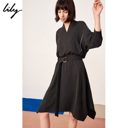 Lily2019春新款女装商务细条纹黑色V领收腰通勤不规则连衣裙7902